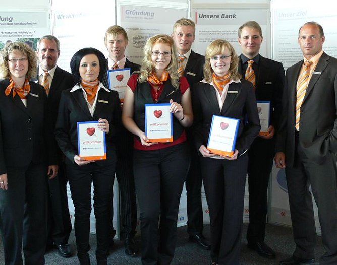 Die Neuen und die "Alten" (Foto: VR Bank)