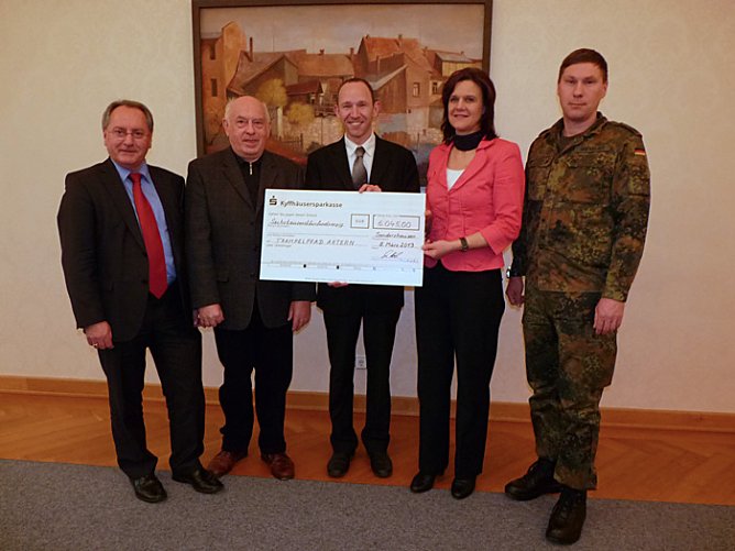 Spendenschecks überreicht (Foto: Karl-Heinz Herrmann) Spendenschecks überreicht (Foto: Karl-Heinz Herrmann)