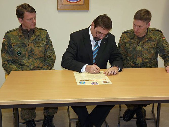 Patenschaftserklärung unterzeichnet (Foto: Karl-Heinz Herrmann) Patenschaftserklärung unterzeichnet (Foto: Karl-Heinz Herrmann)