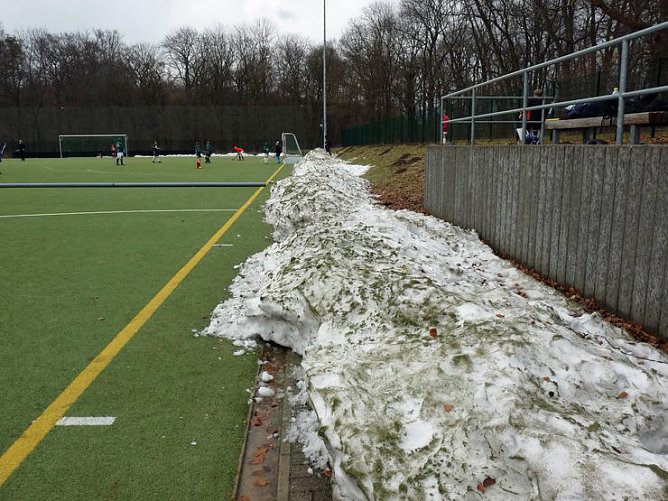Hockey auf der Feuerkuppe (Foto: Karl-Heinz Herrmann)