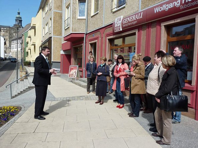 Erl&auml;uterungsplakette enth&uuml;llt (Foto: Karl-Heinz Herrmann)