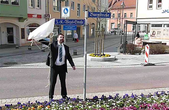 Erl&auml;uterungsplakette enth&uuml;llt (Foto: Karl-Heinz Herrmann)