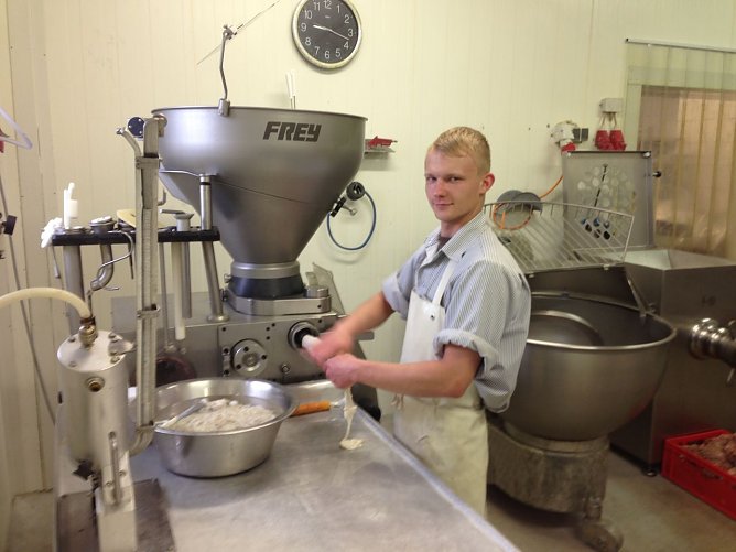 Sascha Dauer bei seiner Arbeit in der Landfleischerei in Seega (Foto: privat)