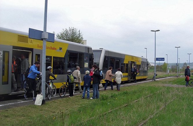 Ab Roßleben zur Weinmeile (Foto: IG Unstrutbahn) Ab Roßleben zur Weinmeile (Foto: IG Unstrutbahn)