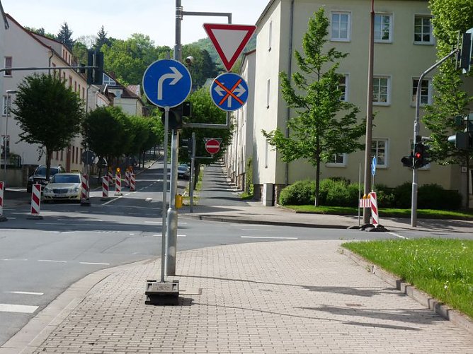 Vorsicht Verkehrszeichen (Foto: Karl-Heinz Herrmann)