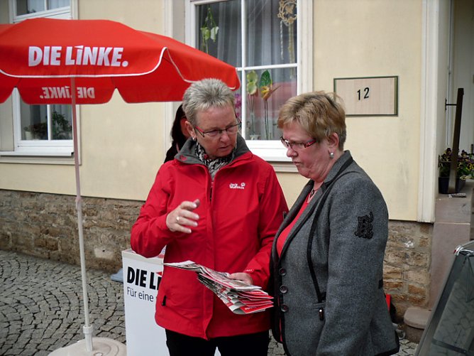 Steinke im Bürgergespräch (Foto: Wahlkreisbüro Kersten Steinke) Steinke im Bürgergespräch (Foto: Wahlkreisbüro Kersten Steinke)
