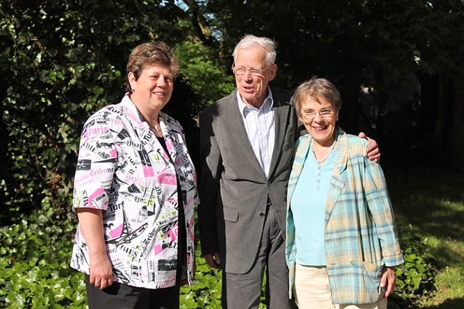 Herzlichen Glückwunsch (Foto: Wahlkreisbüro Holbe) Herzlichen Glückwunsch (Foto: Wahlkreisbüro Holbe)