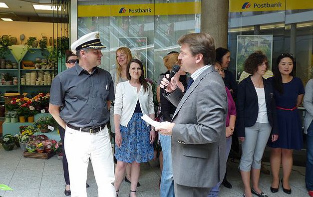 Singen in der Galerie (Foto: Karl-Heinz Herrmann) Singen in der Galerie (Foto: Karl-Heinz Herrmann)