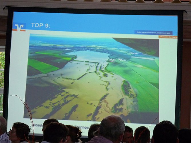 Genossenschaftler leisten Hilfe (Foto: Karl-Heinz Herrmann) Genossenschaftler leisten Hilfe (Foto: Karl-Heinz Herrmann)