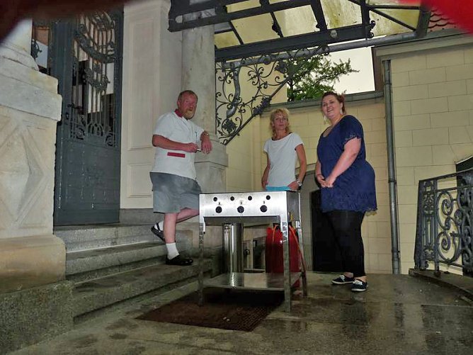 Nasses Sommerfest bei der VHS (Foto: Karl-Heinz Herrmann)