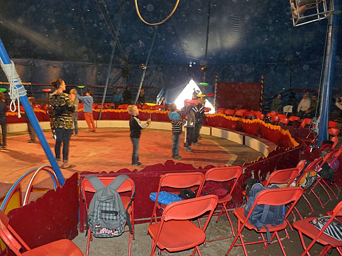 Probe fürs Zirkusprojekt (Foto: Karl-Heinz Herrmann) Probe fürs Zirkusprojekt (Foto: Karl-Heinz Herrmann)