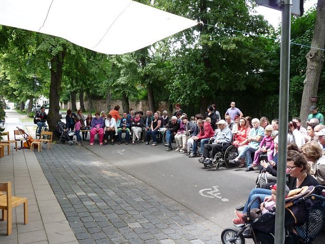 Tanz unterm Zuckertütenbaum (Foto: Karl-Heinz Herrmann) Tanz unterm Zuckertütenbaum (Foto: Karl-Heinz Herrmann)