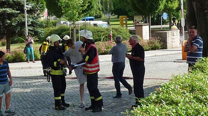 Gro&szlig;einsatz am Krankenhaus (Foto: Karl-Heinz Herrmann)