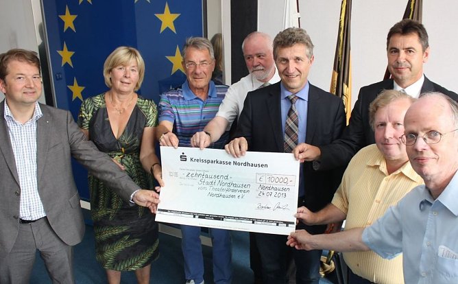 Scheck &uuml;bergeben (Foto: P. Grabe|Stadtverwaltung Nordhausen)