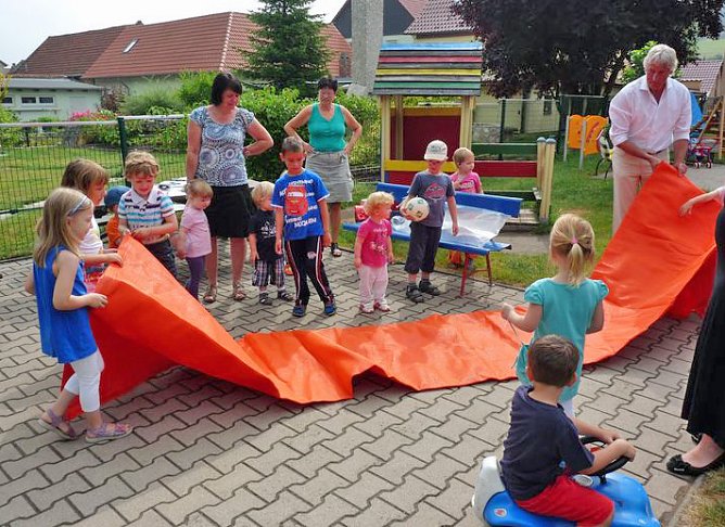 Sonnensegel f&uuml;r Bebraspatzen (Foto: Karl-Heinz Herrmann)