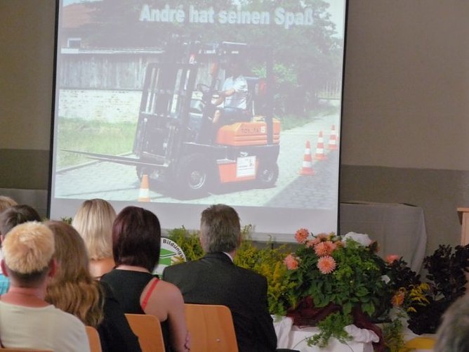 Zeugnisse erhalten (Foto: Karl-Heinz Herrmann) Zeugnisse erhalten (Foto: Karl-Heinz Herrmann)