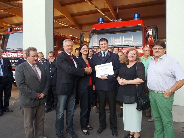 Lottomittel an Feuerwehrverein übergeben (Foto: Wahlkreisbüro Dorothea Marx) Lottomittel an Feuerwehrverein übergeben (Foto: Wahlkreisbüro Dorothea Marx)