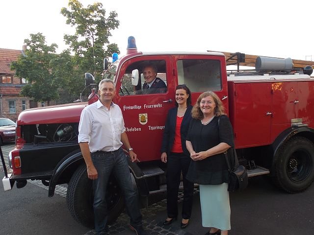 Lottomittel an Feuerwehrverein übergeben (Foto: Wahlkreisbüro Dorothea Marx) Lottomittel an Feuerwehrverein übergeben (Foto: Wahlkreisbüro Dorothea Marx)