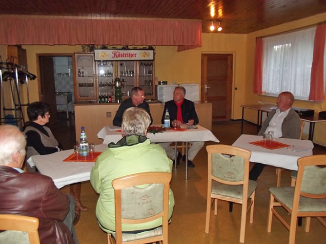 Mit Bundestagskandidat diskutiert (Foto: Thomas Leipold)