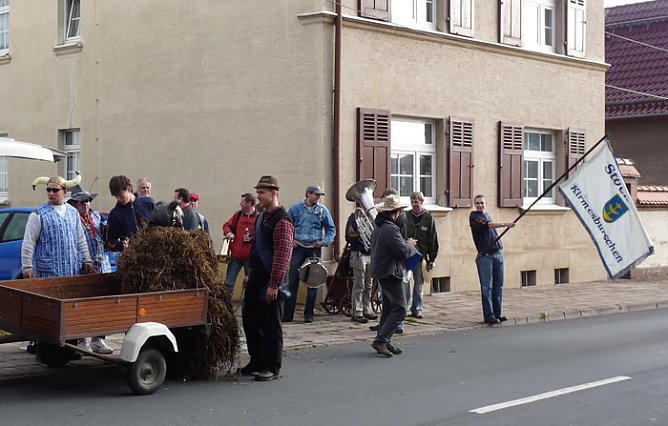 Kirmesburschen unterwegs (Foto: Karl-Heinz Herrmann)