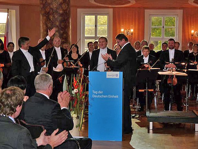 Feierlicher Festakt (Foto: Karl-Heinz Herrmann) Feierlicher Festakt (Foto: Karl-Heinz Herrmann)