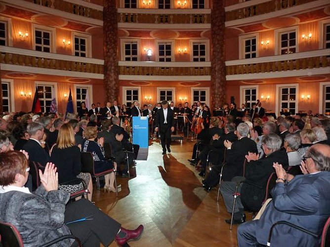 Feierlicher Festakt (Foto: Karl-Heinz Herrmann) Feierlicher Festakt (Foto: Karl-Heinz Herrmann)