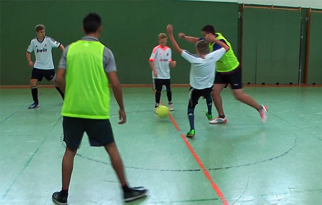 In die Halle "vertrieben" (1) (Foto: Karl-Heinz Herrmann) In die Halle "vertrieben" (1) (Foto: Karl-Heinz Herrmann)