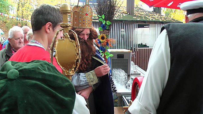 Bockbieranstich an der Höhle (Foto: Karl-Heinz Herrmann) Bockbieranstich an der Höhle (Foto: Karl-Heinz Herrmann)