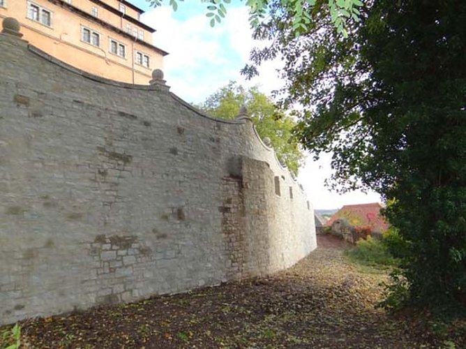 Schlossmauer mit barocker Krone (Foto: Stiftung Thüringer Schlösser und Gärten) Schlossmauer mit barocker Krone (Foto: Stiftung Thüringer Schlösser und Gärten)