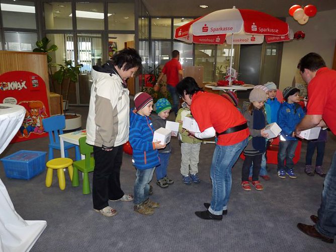 Ständchen zum Weltspartag (Foto: Karl-Heinz Herrmann) Ständchen zum Weltspartag (Foto: Karl-Heinz Herrmann)