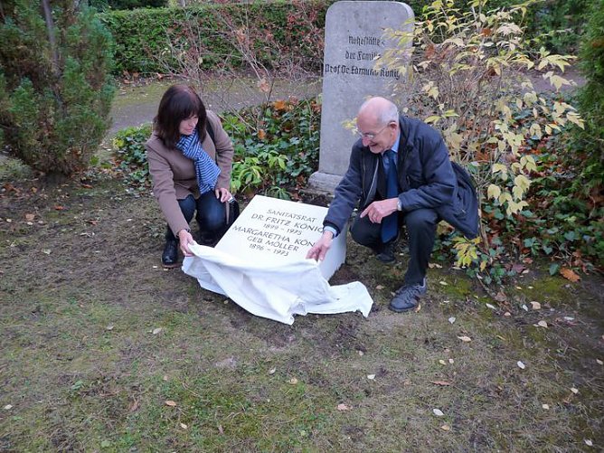 Gedenkstein enthüllt (Foto: Karl-Heinz Herrmann) Gedenkstein enthüllt (Foto: Karl-Heinz Herrmann)