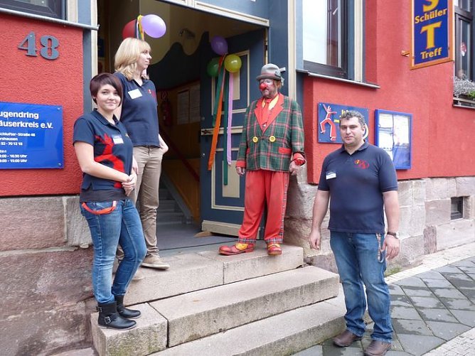 Kr&auml;ftig beim Feiern (Foto: Karl-Heinz Herrmann)