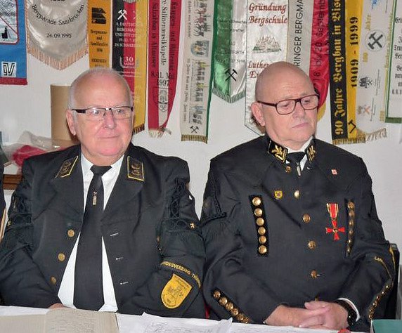 Bergkameraden mit neuer Führung (Foto: Otto Wagner / Karl-Heinz Herrmann) Bergkameraden mit neuer Führung (Foto: Otto Wagner / Karl-Heinz Herrmann)