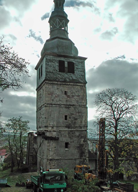 Untergrund wird untersucht (Foto: Karl-Heinz Herrmann) Untergrund wird untersucht (Foto: Karl-Heinz Herrmann)