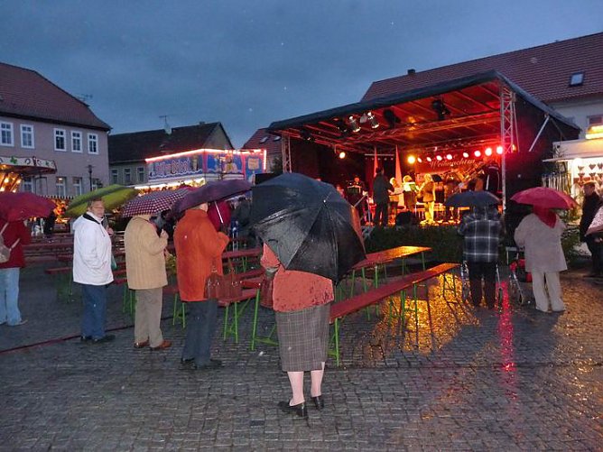 Verregneter Start (Foto: Karl-Heinz Herrmann) Verregneter Start (Foto: Karl-Heinz Herrmann)