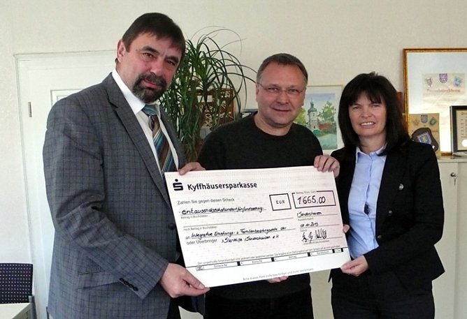 Scheck übergeben (Foto: Stadt Sondershausen) Scheck übergeben (Foto: Stadt Sondershausen)