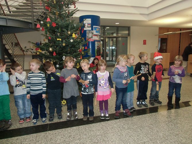 Baum geschm&uuml;ckt (Foto: Kindervilla Bad Frankenhausen)