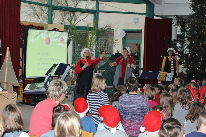 Traditionelles Weihnachtssingen (Foto: Karl-Heinz Herrmann) Traditionelles Weihnachtssingen (Foto: Karl-Heinz Herrmann)