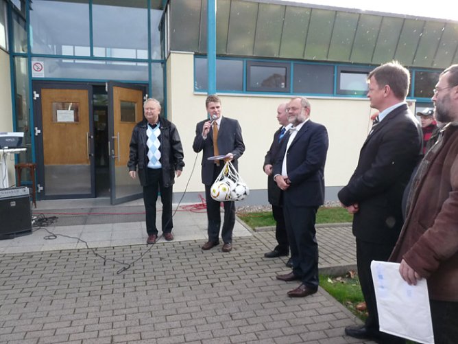 DFB Minispielfeld &uuml;bergeben (Foto: Karl-Heinz Herrmann)