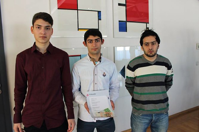 Sieger bei Planspiel ausgezeichnet (Foto: Karl-Heinz Herrmann) Sieger bei Planspiel ausgezeichnet (Foto: Karl-Heinz Herrmann)