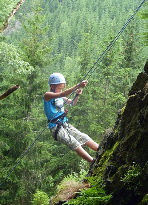 Kletterabenteuer im Thüringer Wald (Foto: Kreisjugendring - Greußen) Kletterabenteuer im Thüringer Wald (Foto: Kreisjugendring - Greußen)