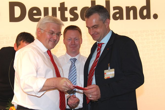 Steffen Lemme erh&auml;lt Parteibuch (Foto: SPD Kyffh&auml;userkreis)