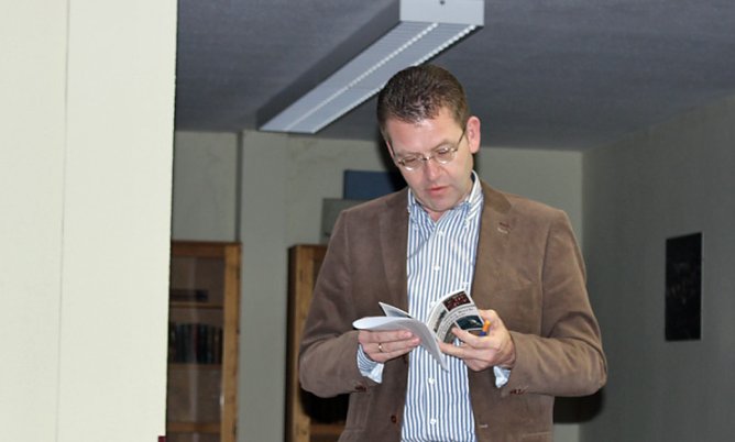 Kritisches in Wezel-Bibliothek? (Foto: Karl-Heinz Herrmann)