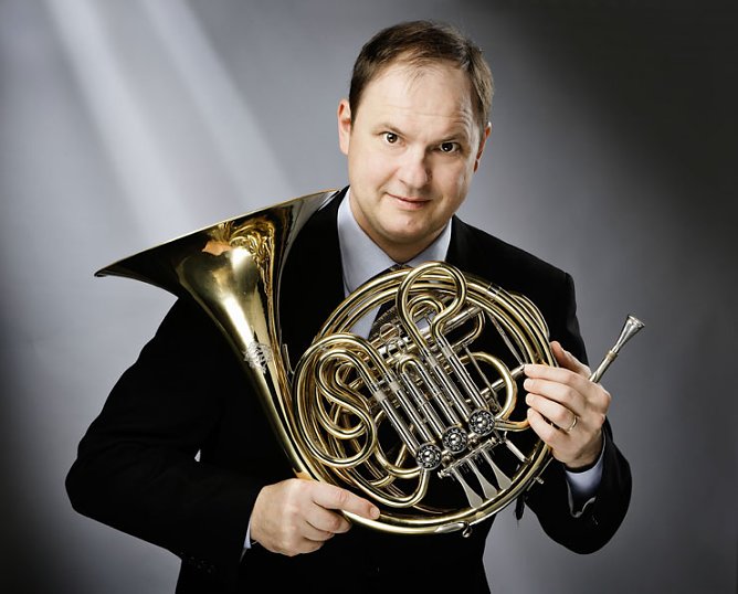 Finnischer Hornsolist im 5. Sinfoniekonzert (Foto: Agentur)