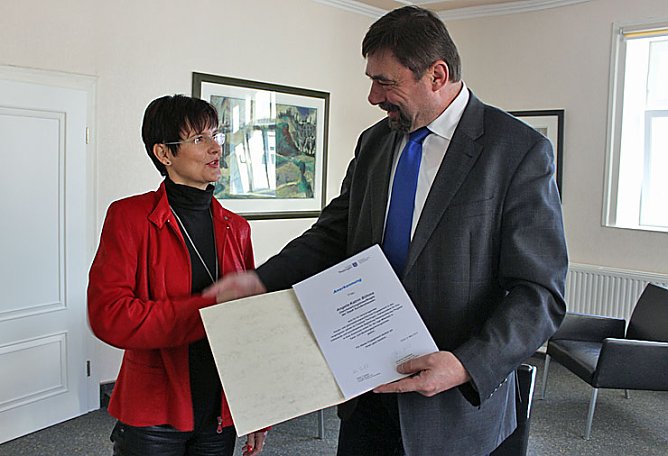 Ehrenurkunde erhalten (Foto: Karl-Heinz Herrmann)