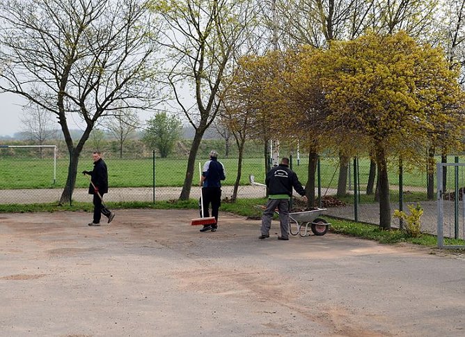 Fr&uuml;hjahrsputz in Esperstedt (Foto: Katy Schmid)