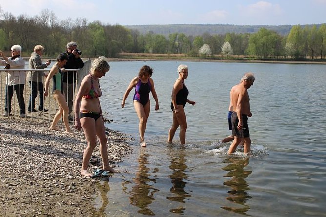 Kühl beim Anbaden (Foto: Karl-Heinz Herrmann) Kühl beim Anbaden (Foto: Karl-Heinz Herrmann)