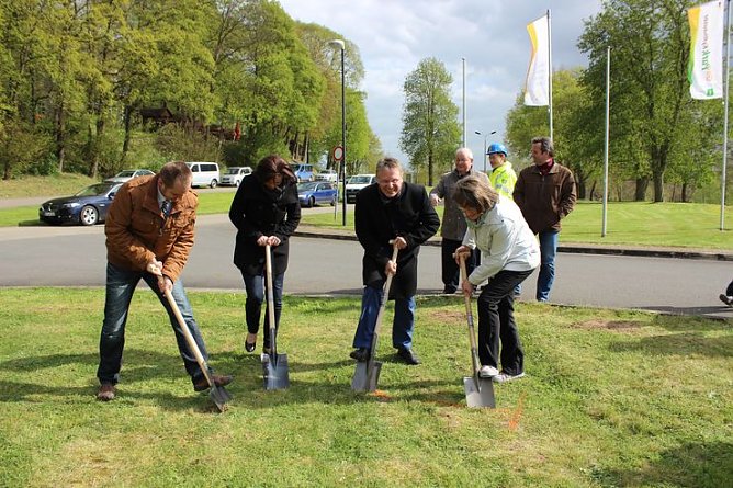 Errichtung eines Blickfangs begonnen (Foto: Karl-Heinz Herrmann) Errichtung eines Blickfangs begonnen (Foto: Karl-Heinz Herrmann)