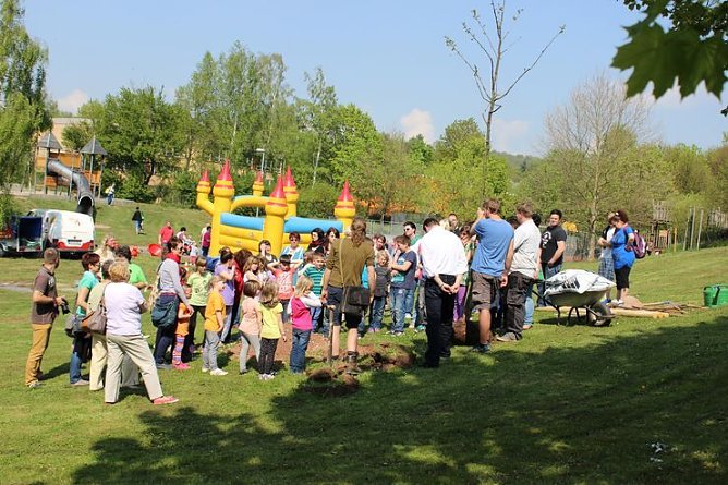 Zum Fest einen Baum gepflanzt (Foto: Karl-Heinz Herrmann) Zum Fest einen Baum gepflanzt (Foto: Karl-Heinz Herrmann)