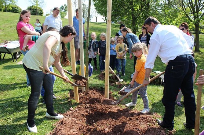Zum Fest einen Baum gepflanzt (Foto: Karl-Heinz Herrmann) Zum Fest einen Baum gepflanzt (Foto: Karl-Heinz Herrmann)